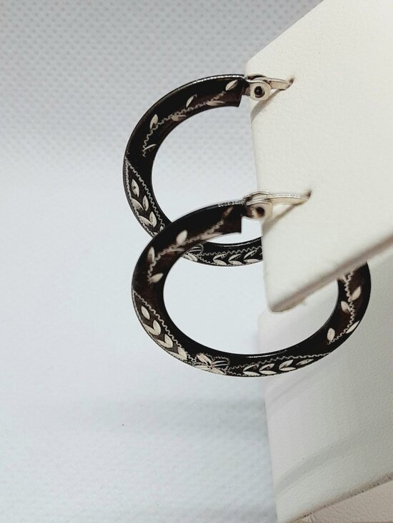 NEW sterling silver carved hoops with hinged hoop wire clasp. - Picture 4 of 9